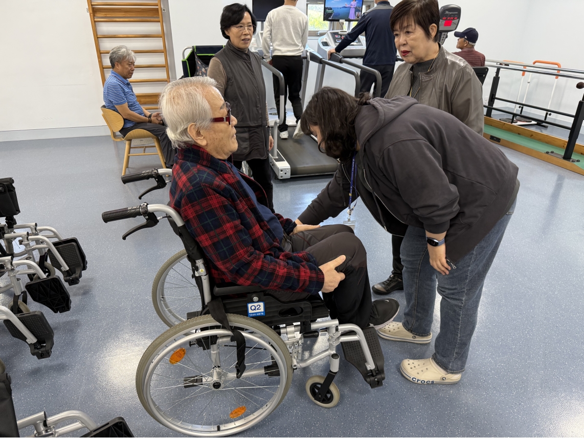 연수구 송도건강생활지원센터는 지난 15일 인천광역시 보조기기센터와 함께 지역 내 장애인에 이동 보조기기를 지원하는 나눔지원사업을 실시했다